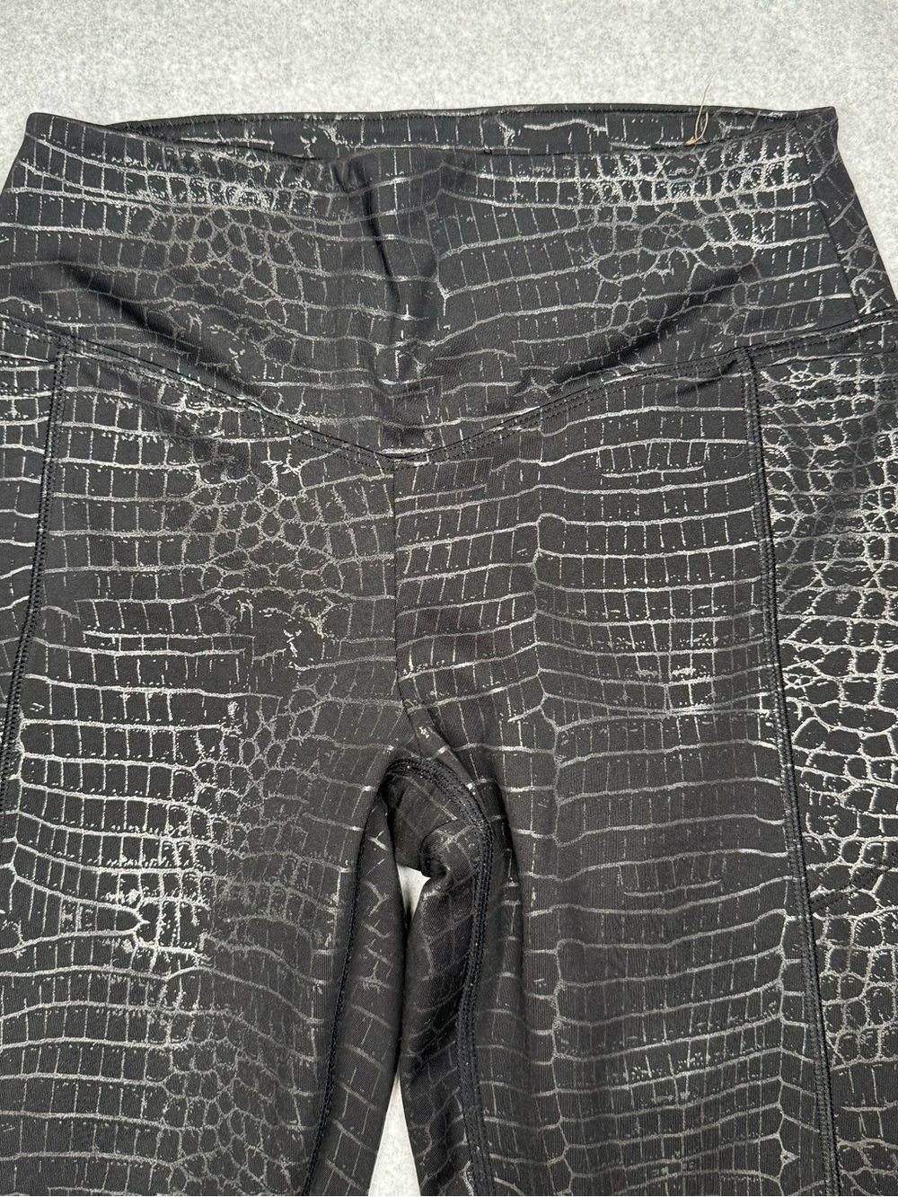 PINK Victoria's Secret Black Croc-Print Leggings - Picture 4 of 8